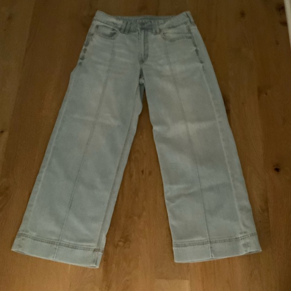 AE Dreamy Drape Stretch Low-Rise Baggy Wide-Leg Jean - Light Wash - short - Picture 4 of 10